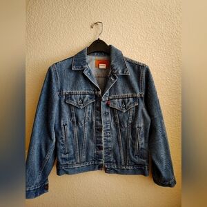 Vintage Levi's Trucker Jacket Size 26 70706 0917  Hardly Worn Light Washed